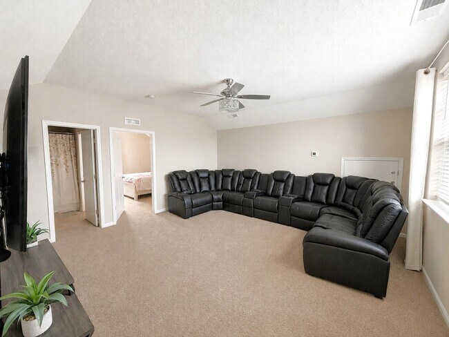 Building Photo - Marketing title- 4 bedroom/ 3 bathrooms- The Promenade at John Tyler