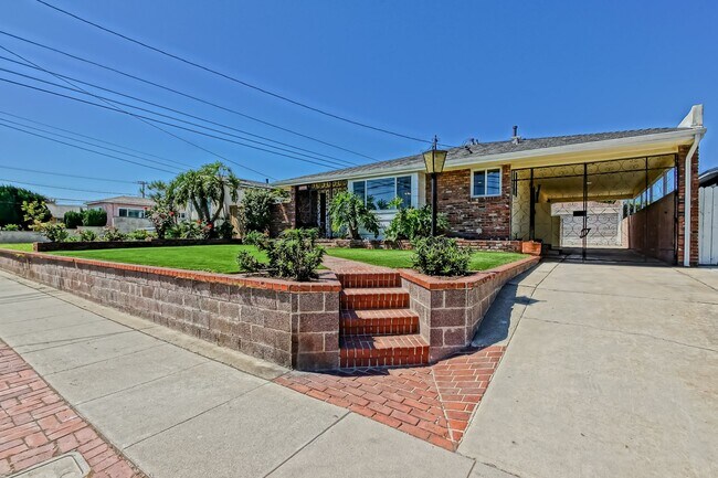 Primary Photo - SPACIOUS, BRIGHT & AIRY, 3BR2BA HOME W/ GR...