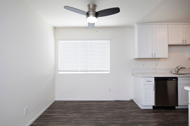 Building Photo - Upgraded Apartment in Recently Remodeled Property, Just a Block from the Beach!