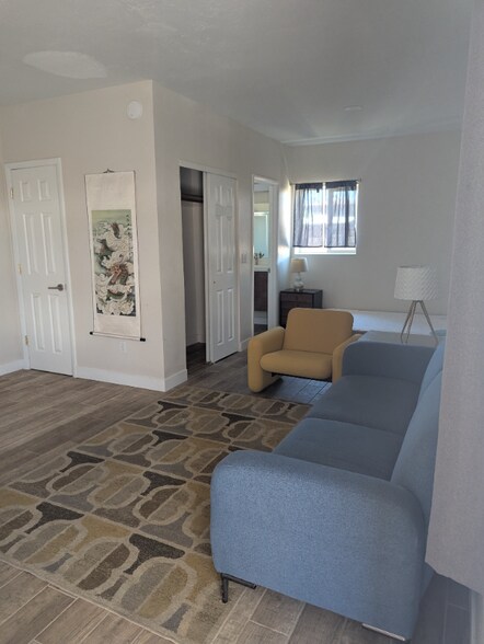 Building Photo - 1925 N Mountain Ave