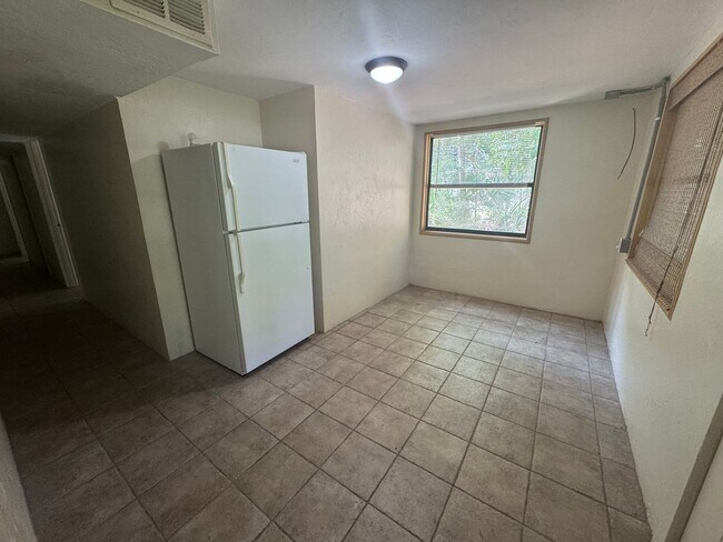 Building Photo - 6/3 within Walking Distance to Campus!!