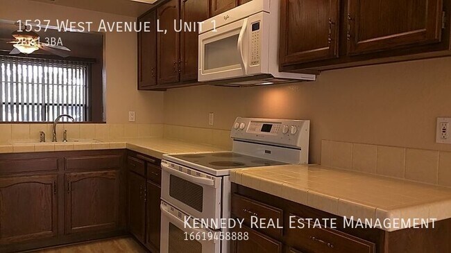 Building Photo - Location, Location, Location! 2 Bedroom To...