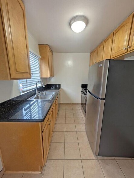 Building Photo - 6860 De Longpre Ave