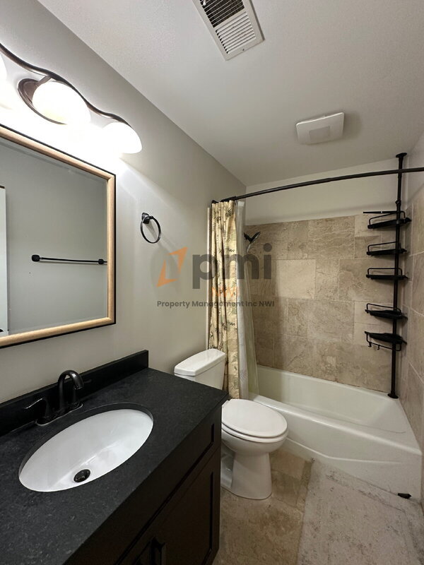 Building Photo - 711 Wellington Dr