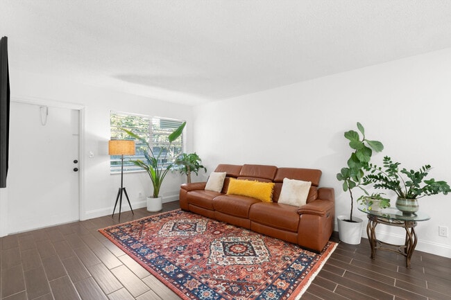 Building Photo - 1900 NE 8th Ct