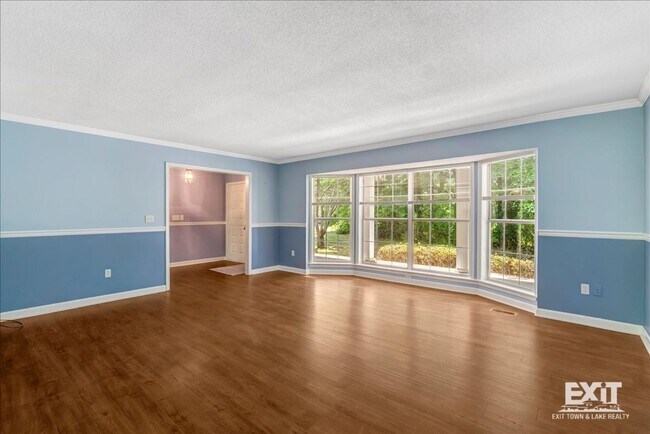 Building Photo - Amazing 4 Bedroom, 3 Bath Home With 2 Kitchens!