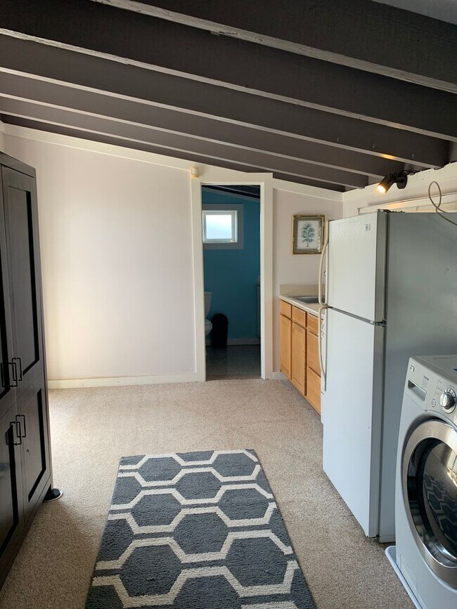 Building Photo - Quaint Kahana Studio- 50 yards to the beach!