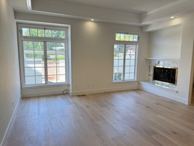 Building Photo - Tri-level townhome in highly desirable Dia...