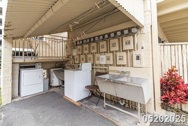 Building Photo - Furnished Alamoana-Kakaako 2nd Floor Unit (Piikoi St)