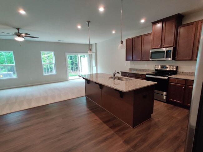 Building Photo - 3 Bedroom condo near major roadways