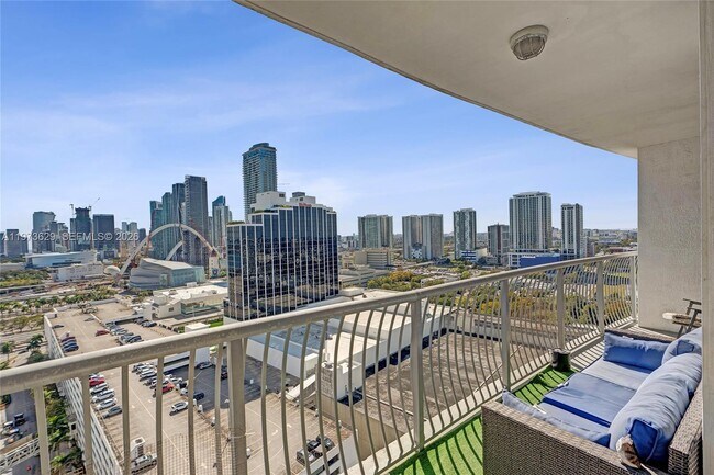 Building Photo - 1750 N Bayshore Dr