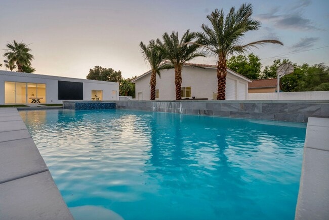 Building Photo - Meticulously renovated single-story contemporary estate