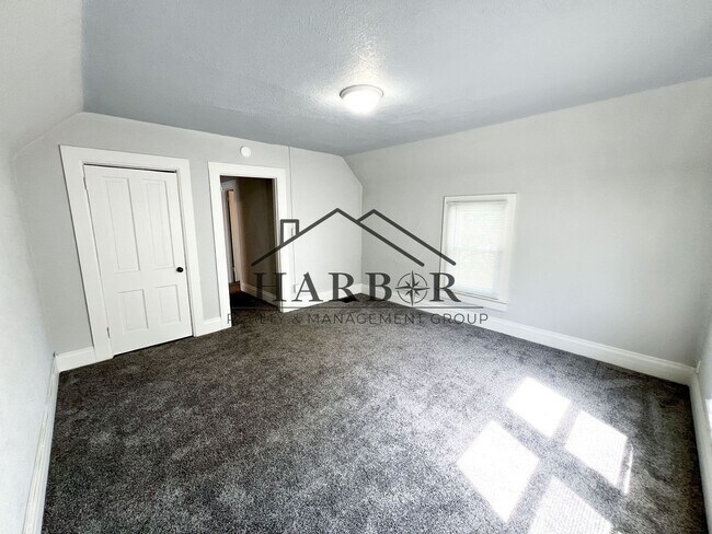 Building Photo - Large Renovated Studio! - SPECIAL! 1 Month Free