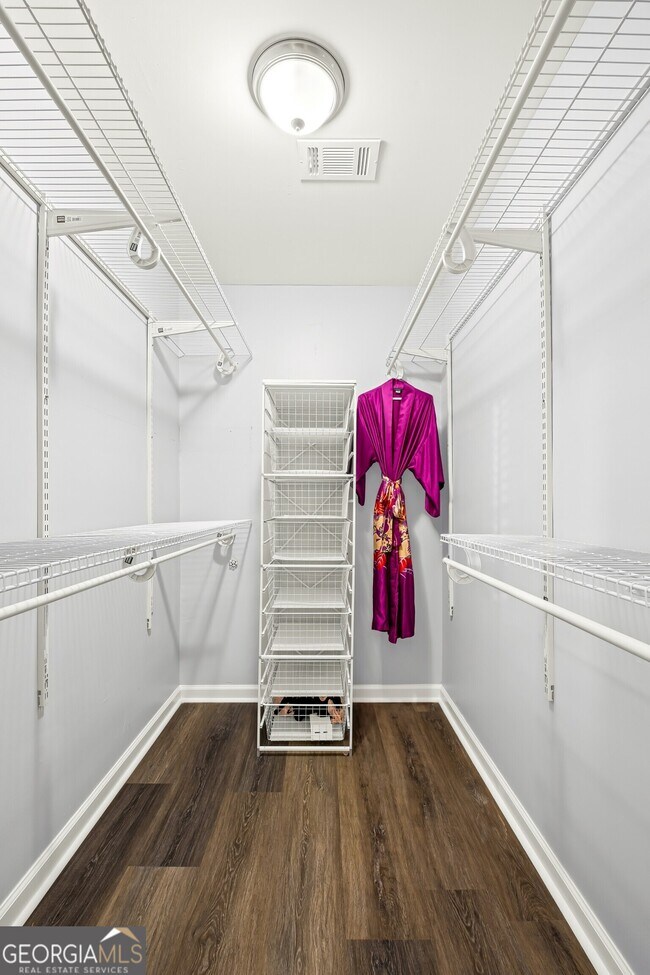 Building Photo - 6851 Roswell Rd