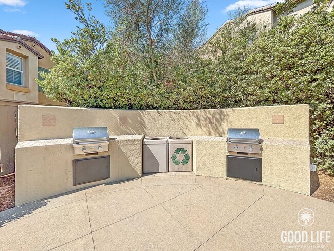 Building Photo - Stunning 3BD/2.5BA Townhouse in Eastlake W...