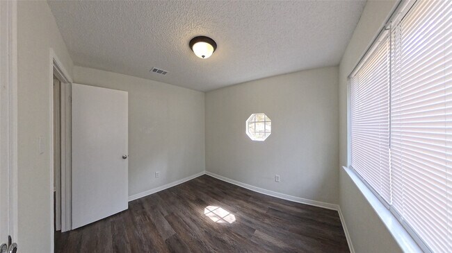 Building Photo - 3 Rain Walk Ct