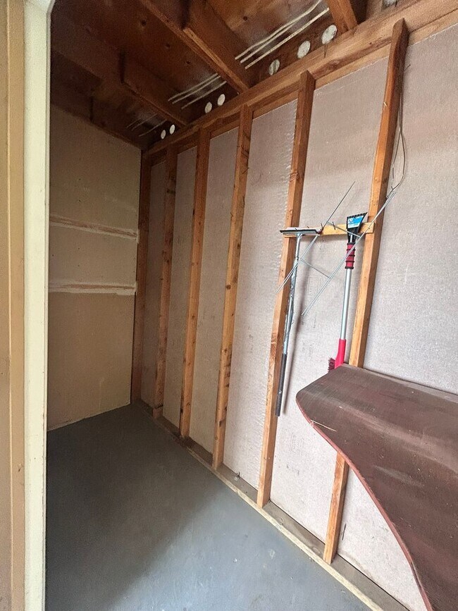 Building Photo - 2 bedroom 1 bath unit with laundry room, enclosed yard and carport.