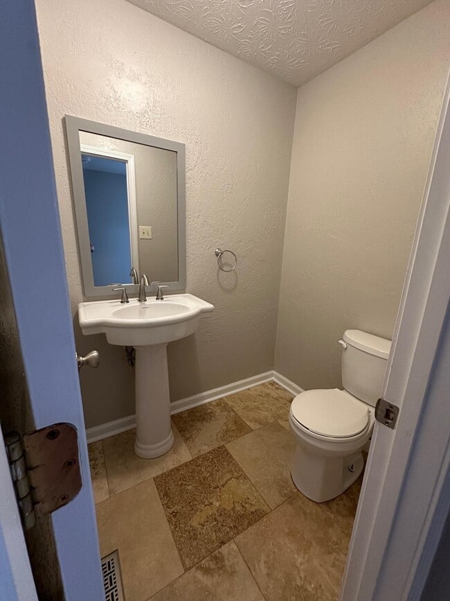 Building Photo - 3505 Lakeside Ct