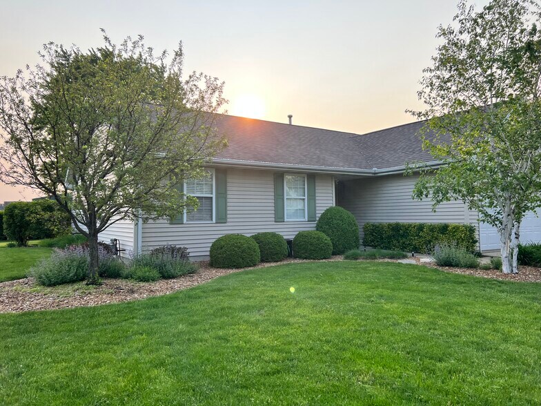 Building Photo - 1155 Swan Dr