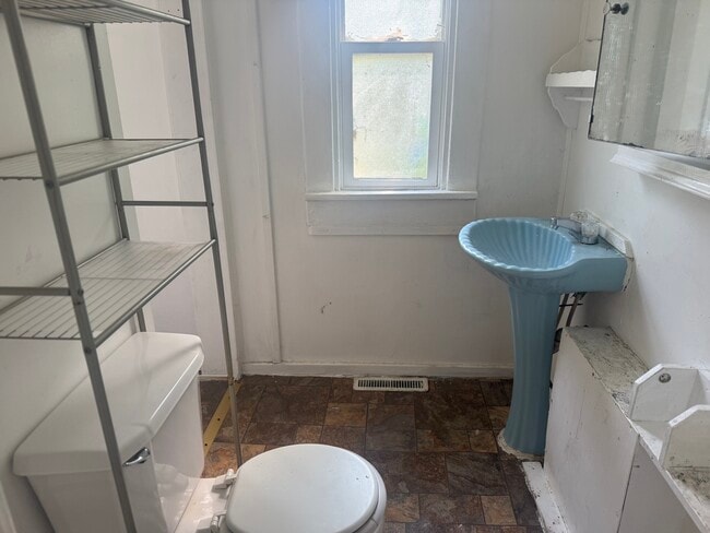 Building Photo - 601 Alexander Ave