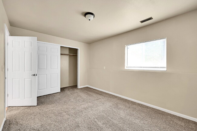Building Photo - $2,095, 3 bed, 2 bath, located in Colorado...