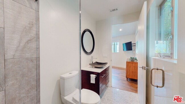 Building Photo - 547 N W Knoll Dr