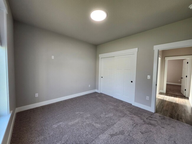 Building Photo - Elegant 4 Bed, 2 Ba Home - MANY Upgrades &...
