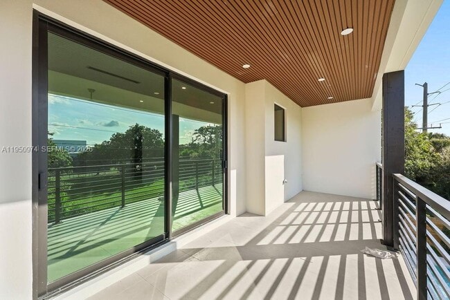 Building Photo - 1321 NE 13th Ave