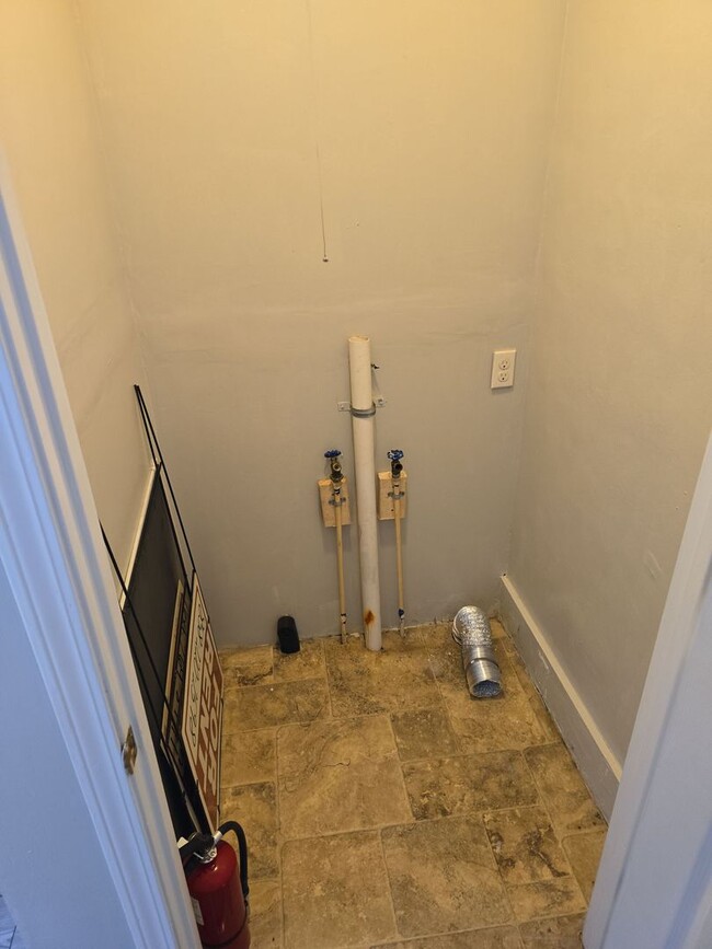 Building Photo - 2 Bedroom 1 bath duplex very close to Colu...