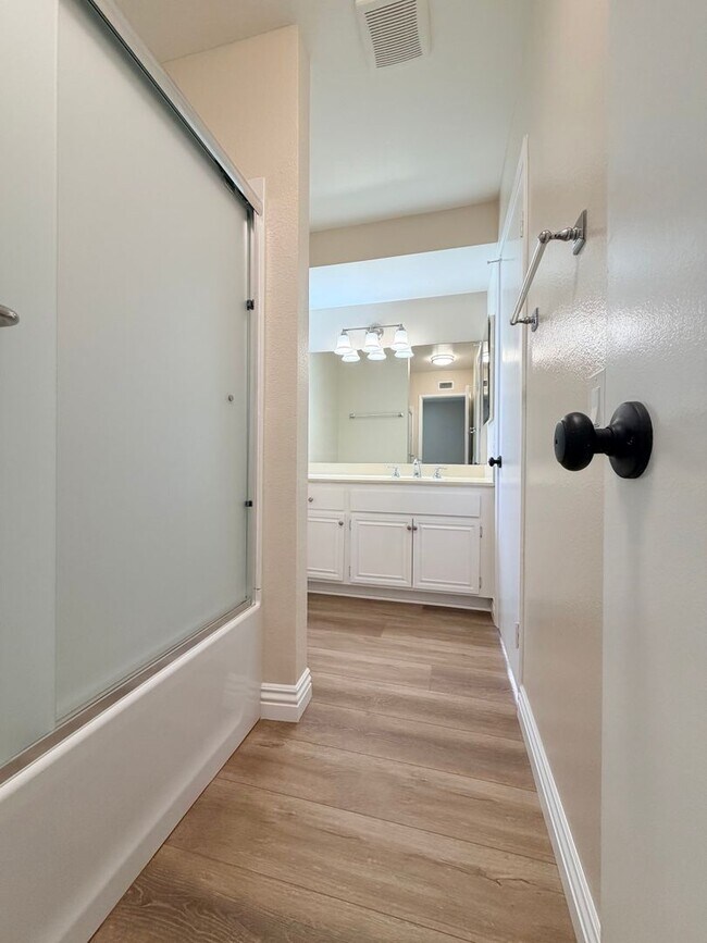 Building Photo - Beautiful End-Unit Townhome 2 bedroom and 1.5 bath