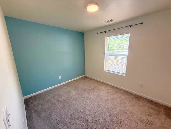 Building Photo - 106 White Rapids Way