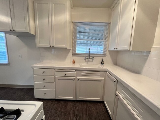 Building Photo - Centrally located 3-bedroom house