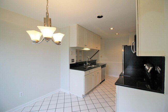 Building Photo - Maintenance free 2 bed and 2 bath condo in award winning golf course community of Kiln Creek