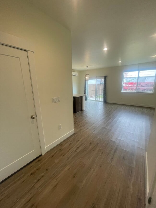 Building Photo - Stunning Modern Three Bedroom Duplex in Le...