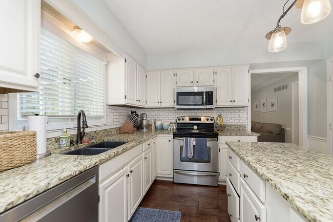 Building Photo - Lovely 4 Bedroom 2 Bath Home in Carmel!