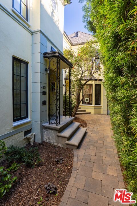 Building Photo - 442 S Maple Dr