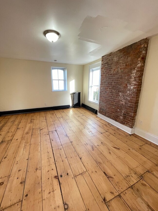 Building Photo - 4 Bedroom 2 Bathroom House with Stunning Hudson River Views