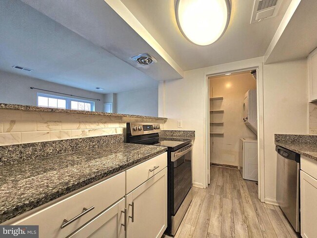 Building Photo - 8612 Walutes Cir