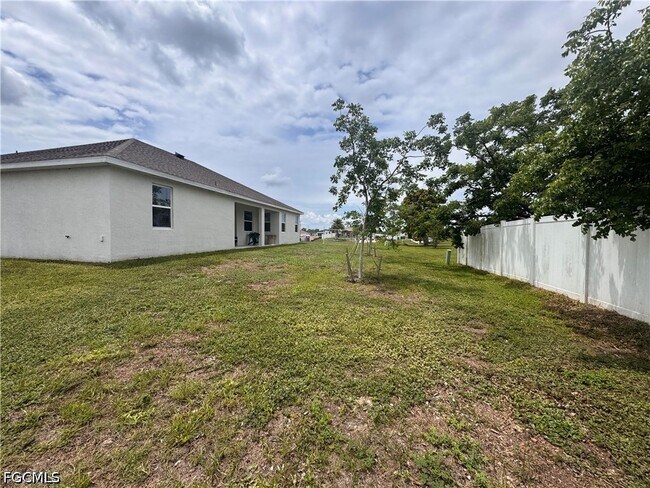 Building Photo - 1820 NW 19th Ave