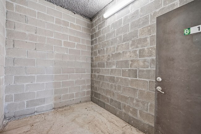 Building Photo - 2401 Crawford St
