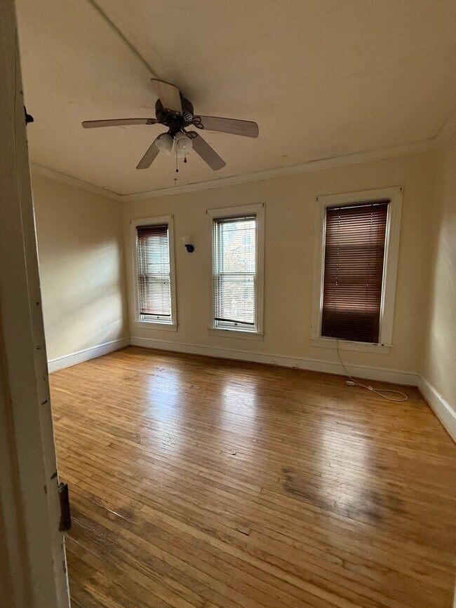 Building Photo - Spacious 4 bedroom House