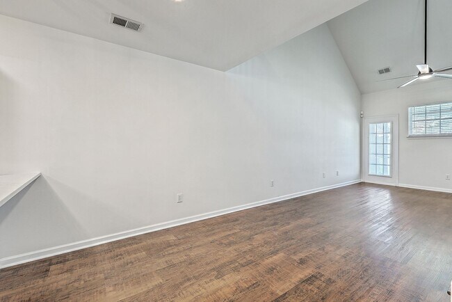 Building Photo - Charming 3-Bedroom Townhome in Summer Wood...