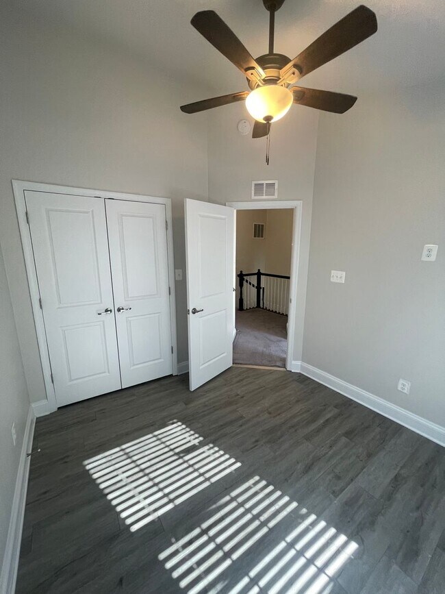 Building Photo - End of unit townhome in Trails at Beech Cr...