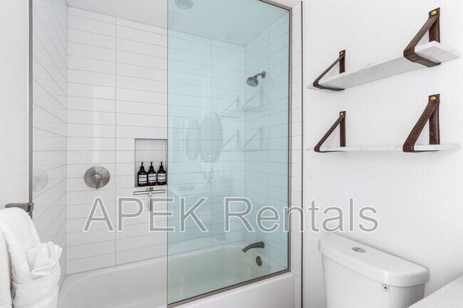 Building Photo - 2355 W Nicola Rd