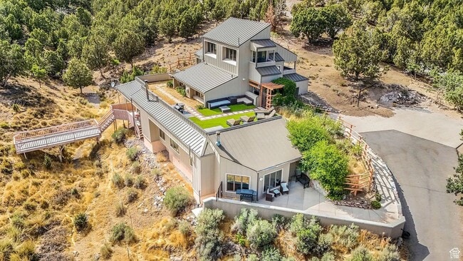 Building Photo - Scenic Mountain View Rental Minutes from Shopping & Trails!