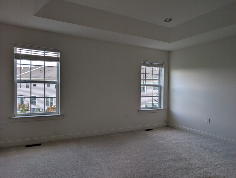 Building Photo - 68 Autumn Ln