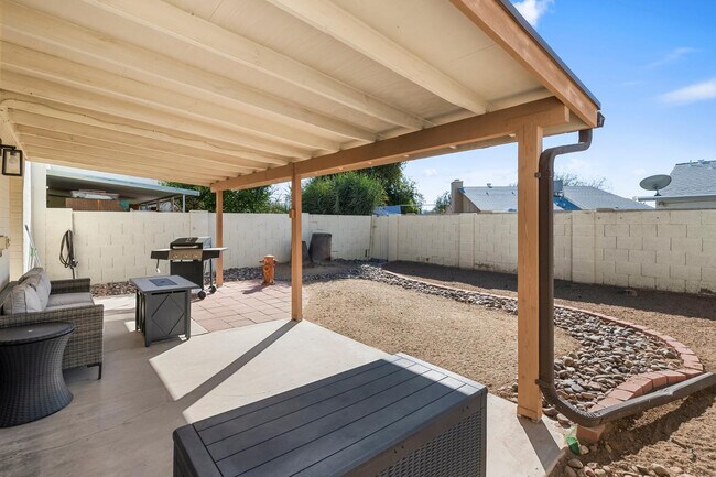 Building Photo - 2355 W Voltaire Ave