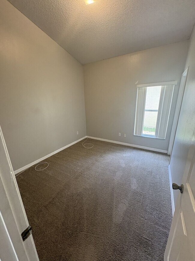 Building Photo - Spacious 4 Bedroom Home Near UCF