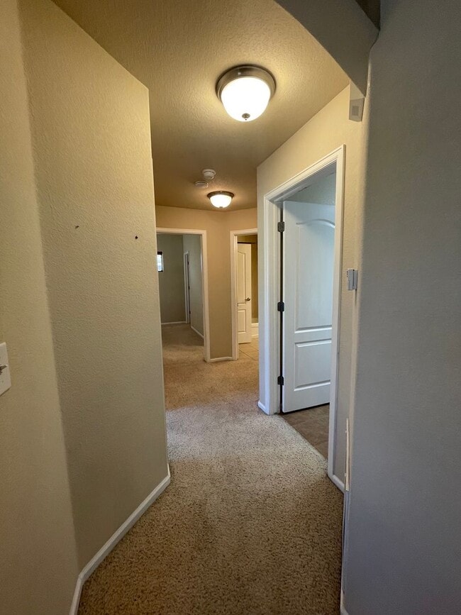 Building Photo - 2 bed/1 bath Townhome with Garage, Pool, Clubhouse
