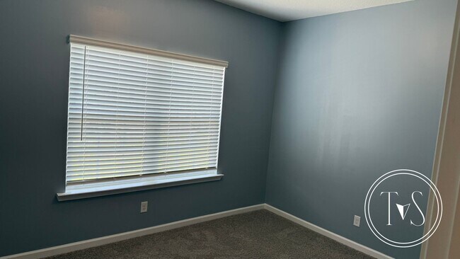 Building Photo - FALL MOVE-IN SPECIAL: $1000 OFF 1ST MONTH'...